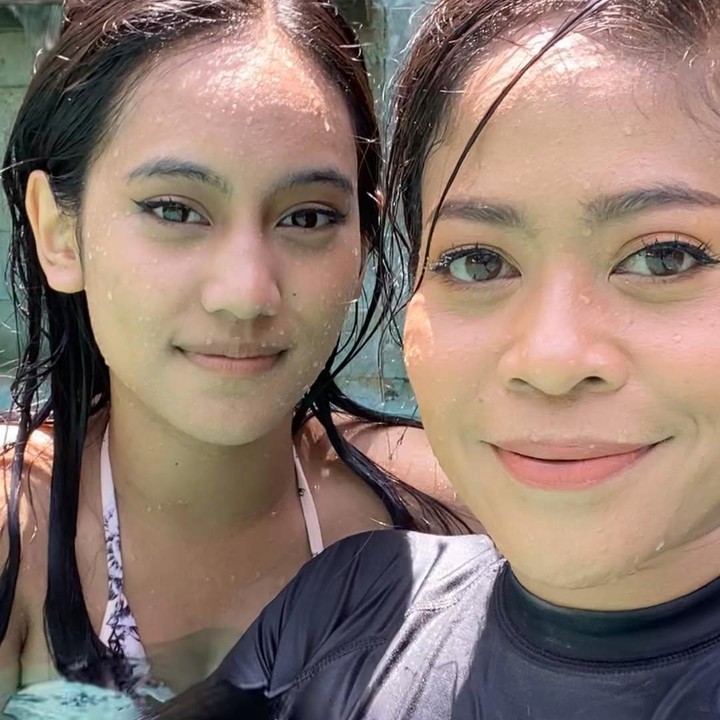 <p>Dalam unggahan ini, Kikan juga membagikan potret Shira dari kecil hingga dewasa. Perempuan 48 tahun ini juga tak lupa menuliskan doa dan harapannya untuk sang putri. "Selamat Ulang Tahun ke-22 Shira Allegra Sampurna @sampurnaja! Terima kasih telah menjadi putri dan sahabat yang luar biasa, Kakak. Kamu benar-benar telah membuat aku menjadi pribadi yang lebih baik, dan untuk itu aku sangat berterima kasih. Aku mencintaimu," tulisnya. (Foto: Instagram @kikankikan)</p>