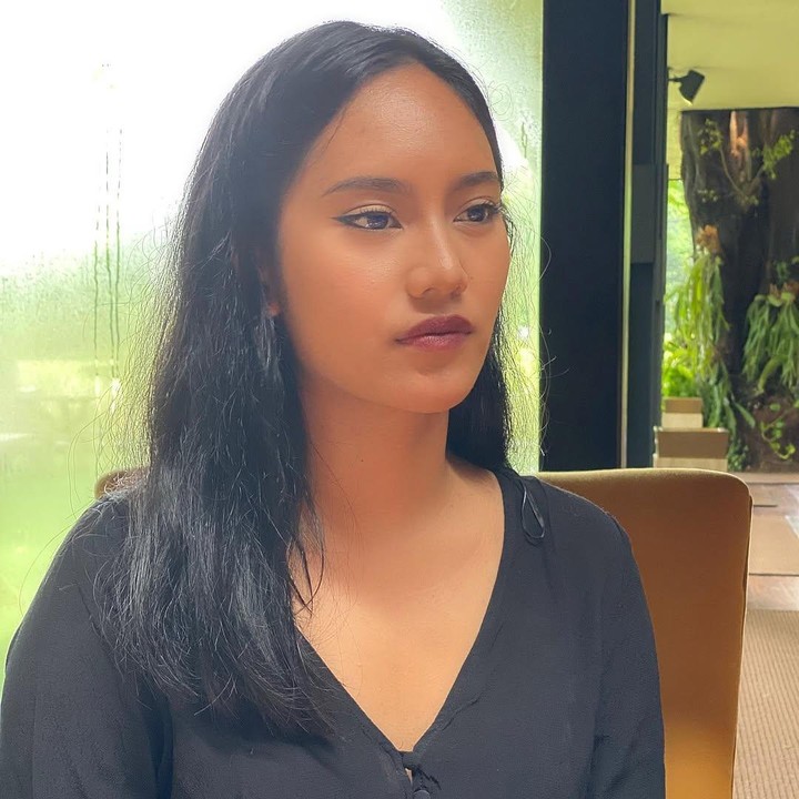 <p>Shira kini tumbuh menjadi sosok perempuan dewasa yang tinggi badannya sudah sama dengan sang Bunda. Parasnya yang cantik juga kerap menjadi sorotan dan mendapatkan pujian dari netizen. "Masya Allah cantik banget," tulis akun @og***. (Foto: Instagram @kikankikan)</p>