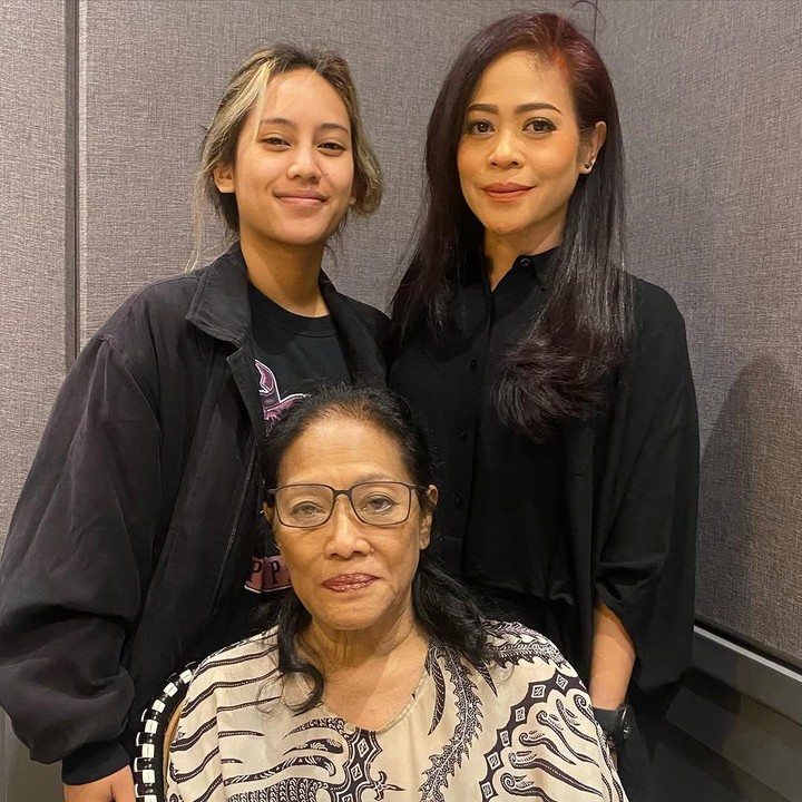 <p>Shira adalah putri Kikan dari pernikahan pertamanya dengan pemain bass Dewa 19, Yuke Sampurna. Meski kedua orang tuanya terjun ke dunia hiburan, kehidupan Shira jauh dari sorot publik, Bunda. (Foto: Instagram @kikankikan)</p>
