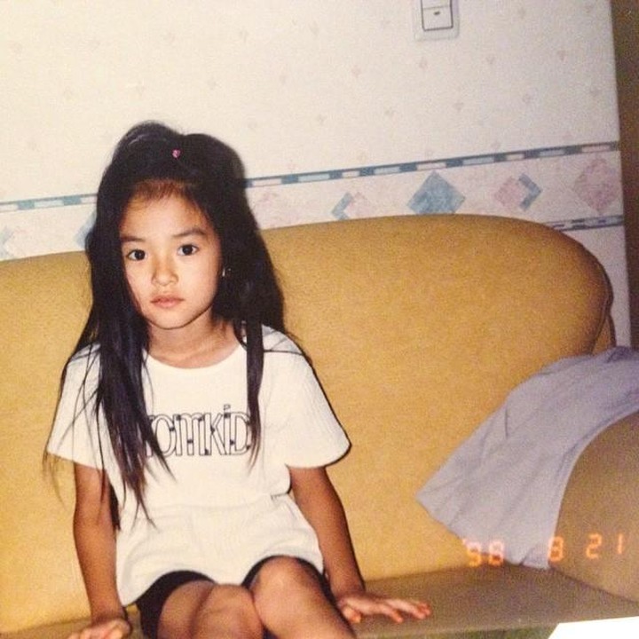 <p>Kim Yoon Hye merupakan artis Korea kelahiran tahun 1991. Paras cantik naturalnya telah terpancar sejak ia masih anak-anak. Dalam unggahan potret ini di Instagram pribadinya, Kim Yoon Hye menulis keterangan "1998" (Foto: Instagram @kimyoonhye_)</p>
