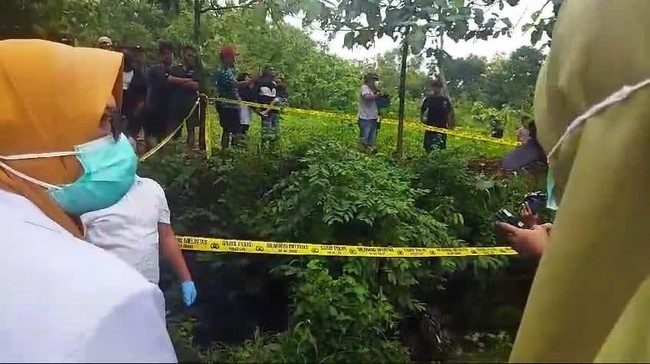 Tubuh wanita inisial UK (29) warga Blitar ditemukan di dalam koper warna merah dan dibuang di Ngawi, Jawa Timur oleh kekasihnya.