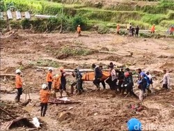 Momen Pengunjung Kafe Berkumpul Sebelum Tertimbun Longsor Pekalongan