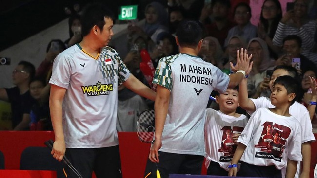 Atlet ganda putra Indonesia, Hendra Setiawan tak menangis meski mengaku sedih usai resmi pensiun setelah Indonesia Masters 2025.