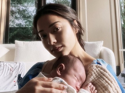 5 Potret Bunda Seleb Bertekad Menyusui Sang Anak, Terbaru Nikita Willy