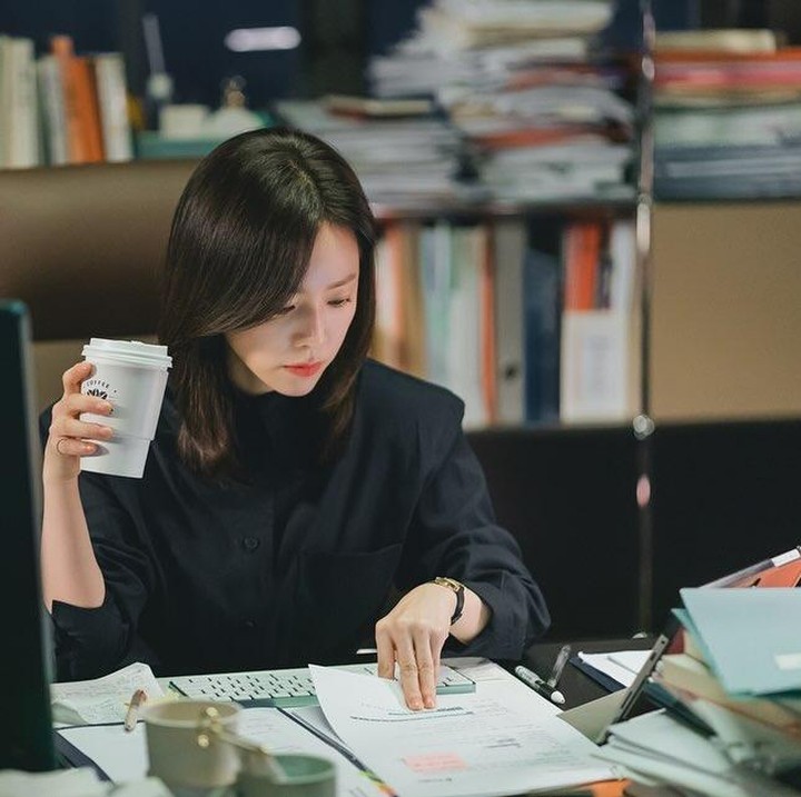 <p>Outfit hitam jadi mode fesyen yang kerapkali jadi pilihan oleh sebagian orang. Selain merupakan warna yang timeless, OOTD hitam juga memberi kesan klasik dan elegan. Jam tangan hitam membuat outfit Han Ji Min makin selaras. (Foto: Instagram @roma.emo)</p>