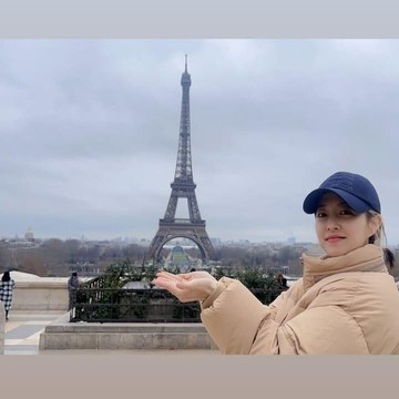 Tampil Beda, Simak Potret Aktris Cantik Park Bo Young dengan Rambut Blonde