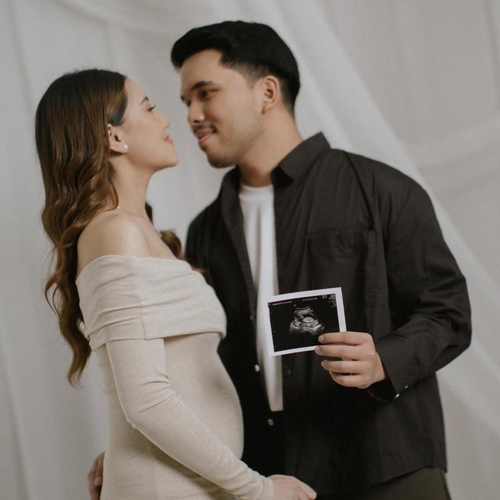 <p>Pada awal tahun 2025, Aaliyah Massaid mengumumkan kehamilan pertamanya yang saat itu sudah memasuki empat bulan. Dalam pengumuman ini, Aaliyah mengunggah potret mesranya bersama sang suami Thariq Halilintar. Di unggahan ini, Aaliyah juga menunjukkan foto USG kehamilannya. "Dari dua menjadi tiga. Segera datang, seberkas kebahagiaan kecil kami," tulis Aaliyah dengan bahasa Inggris sambil menyisipkan emotikon hati. Pada 12 Juni 2025, Aaliyah melahirkan anak pertamanya yang diberi nama Ahmad Arash Omara Thariq. (Foto: Instagram: @aaliyah.massaid)</p>