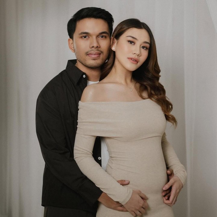 <p>Aaliyah Massaid juga sempat menutupi kehamilannya selama empat bulan. Istri Thariq Halilintar meyakini kepercayaan untuk menunggu selama empat bulan sebelum mengumumkan kehamilannya. "Jujur awalnya kamu (Thariq) pengin kasih tahu semua orang, aku langsung enggak mau karena menurut aku harus nunggu empat bulan kan katanya orang-orang," kata Aaliyah, dikutip dari <em>YouTube Thariq Halilintar</em>. Aaliyah sendiri telah melahirkan seorang putra bernama Ahmad Arash Omara Thariq, pada 12 Juni 2025. (Foto: Instagram @aaliyah.massaid)</p>