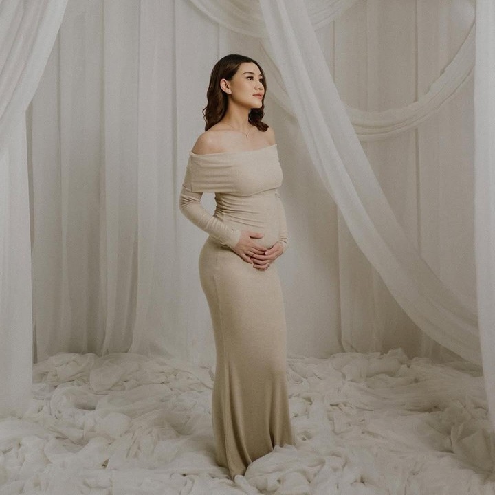<p>Aaliyah Masaid baru saja mengumumkan kabar kehamilan pertamanya ke publik. Istri Thariq Halilintar ternyata sudah hamil 4,5 bulan, Bunda. Aaliyah dan sang suami memang sengaja merahasiakan kehamilan ini dari publik karena menunggu momen yang tepat untuk membagikannya. "Kalau aku dan Bang Thor tipenya memang <em>keep it the secret</em> buat kita berdua dulu, bahkan orang rumah tuh enggak ada yang tahu. Kita ke dokter<em> check up</em> pun mereka enggak tahu aku sudah hamil, karena aku memang belum mau saja orang-orang untuk tahu," kata Aaliyah, dikutip dari<em> YouTube Thariq Halilintar.</em> (Foto: Instagram/@aaliyah.massaid)</p>