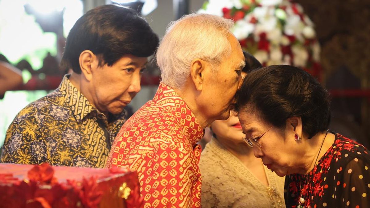 Megawati Jenguk Guruh Soekarnoputra di RS Siloam