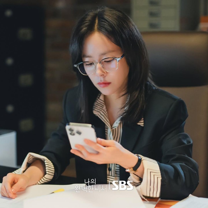<p>Perpaduan kemeja salur hitam putih dengan blazer hitam seperti yang digunakan Han Ji Min ini membuat OOTD formal jadi lebih variatif. Penggunaan jam tangan hitam mendukung outfitnya sehingga makin matching. (Foto: Instagram @sbsdrama.official)</p>