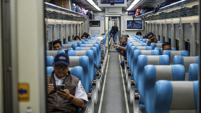 Diskon Kereta 30 Persen Selama Libur Sekolah, Penumpang Melonjak PT Kereta Api Indonesia (Persero) atau KAI mencatat lonjakan jumlah penumpang setelah penetapan diskon harga tiket kereta 30 persen selama libur sekolah.