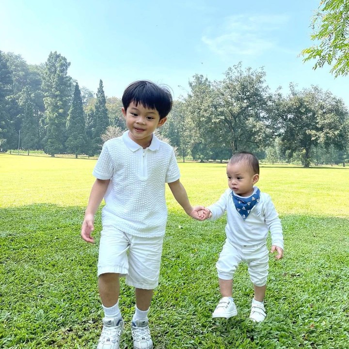 <p>Anak pertamanya memiliki nama yang indah yakni Arshakalif Muhammad Mbayang. Sementara itu, putra keduanya bernama Arashkaba Muhammad Mbayang. (Foto: Instagram: @shaka.kaba)</p>