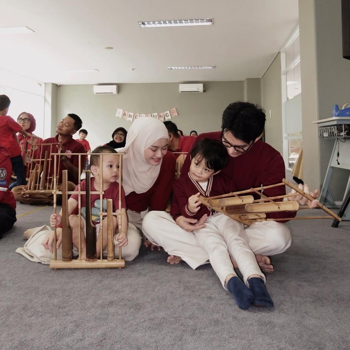 <p>Artis Dinda Hauw menikah dengan Rey Mbayang pada tahun 2020, Bunda. Dari pernikahan ini, keduanya pun dikaruniai dua putra yang tampan. (Foto: Instagram: @rey_mbayang)</p>