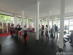 Melihat Keseruan Pelajar Cirebon Berlatih Kesenian Wayang Uwong