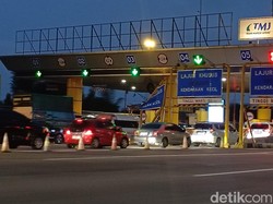 Truk Tronton Hantam Gerbang Tol Banyumanik Semarang