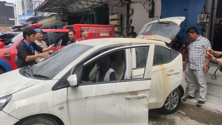 Satu unit mobil milik Oshima Yukari, salah satu dari 14 orang yang dilaporkan hilang dalam kebakaran Glodok Plaza, Tamansari, Jakarta Barat akhirnya dibawa turun dari lantai tujuh gedung tersebut, Kamis (23/1/2025).