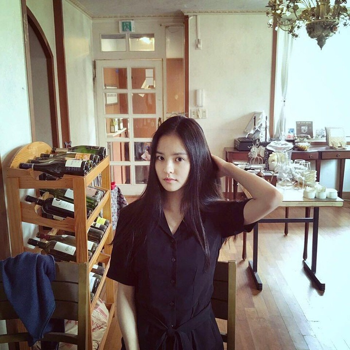 <p>Sebelum berkecimpung di dunia akting, Kim Yoon Hye lebih dahulu menekuni modelling. Ia pernah menjadi sampul majalah Vogue Girl Korea tahun 2002, model untuk MTV Asia pada tahun 2005, serta tampil dalam beberapa video musik. (Foto: Instagram @kimyoonhye_)</p>