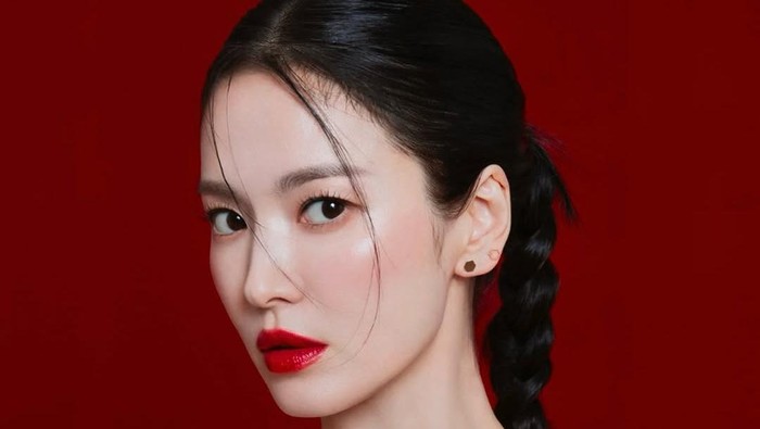 img-title Deretan Brand Mewah yang Menggandeng Song Hye Kyo sebagai Brand Ambassador