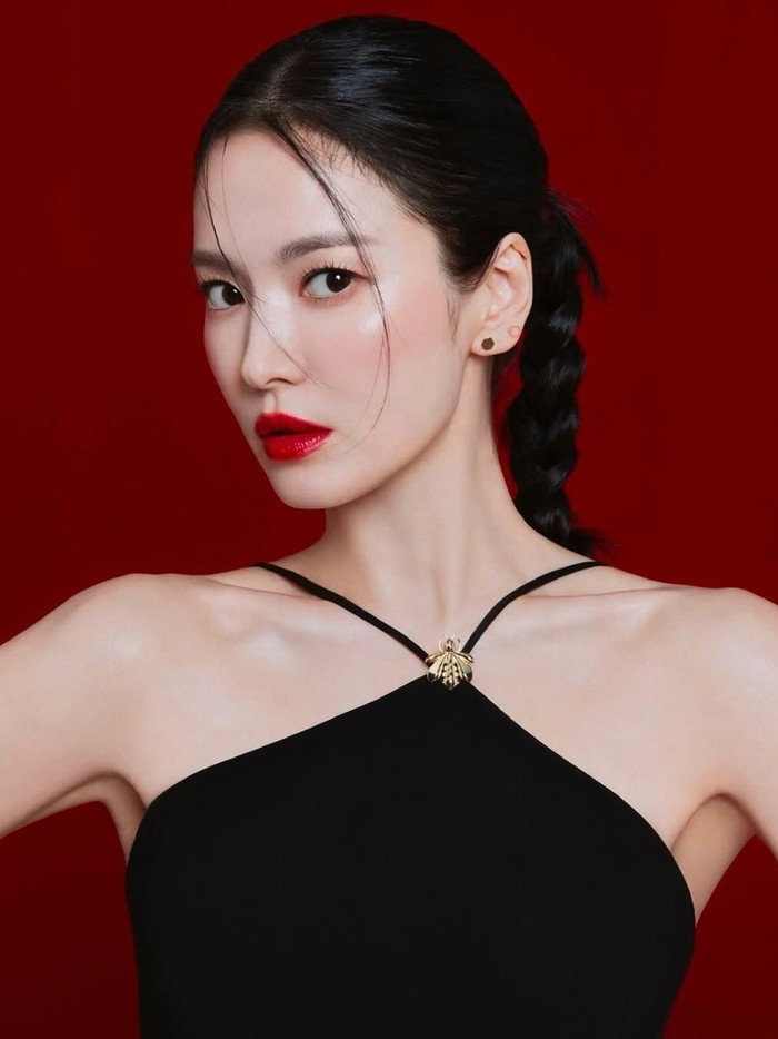 Para pemilik rambut panjang juga bisa mengoba braid hairstyle dengan detail sleek di bagian depan. Jangan lupa sisakan beberapa helai poni seperti gaya rambut Song Hye Kyo ini, ya!/ Foto: instagram.com/guerlain