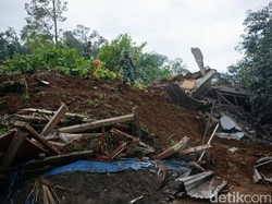 2 Orang Masih Tertimbun Longsor di Wonosalam Jombang