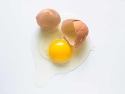 Jangan Lakukan! Ini Risiko Cekoki Telur Mentah kepada Bayi