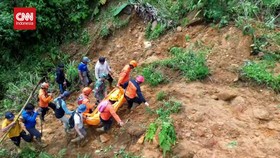 VIDEO: Tim SAR Temukan 2 Jenazah Korban Tanah Longsor Pekalongan