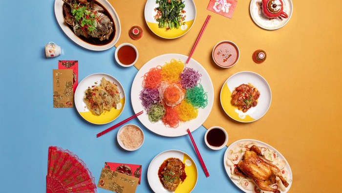 Nikmati Beragam Menu Unggulan Mulai Dari Yee Sang Toss Dengan Salmon Segar, Saus Plum Spesial, dan Pilihan Live Station Seperti Peking Duck dan Steamed Dim Sum