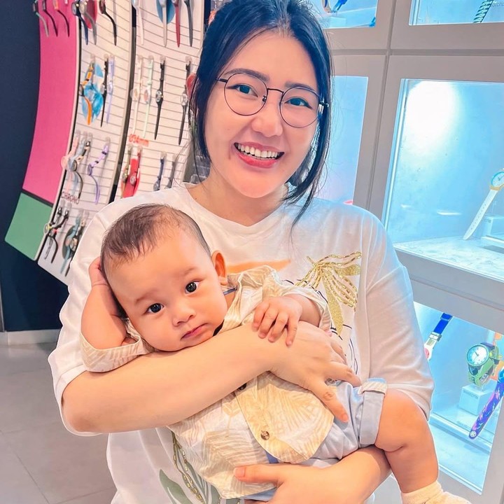 <p>Agham sendiri lahir pada 7 Juli 2024. Belum lama ini, dirinya sudah genap berusia enam bulan dan mulai memasuki masa MPASI. (Foto: Instagram: @viavallen)</p>