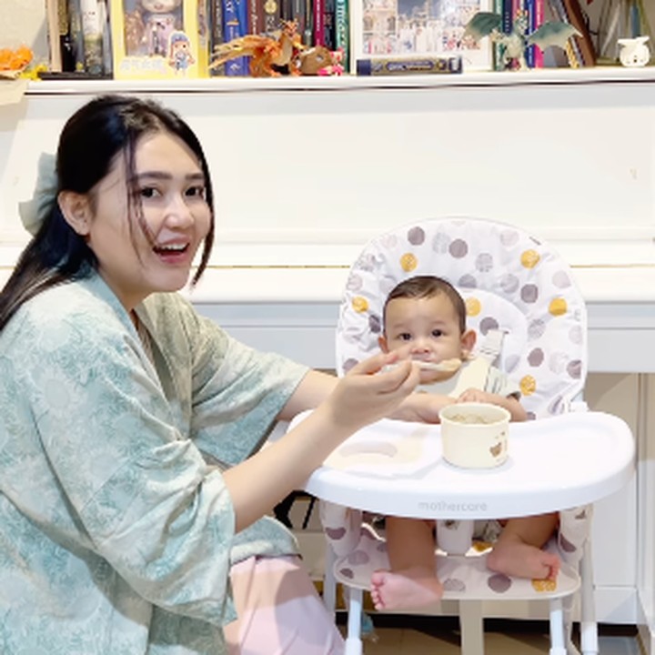 <p>"Untuk menu pertama, Agham makan bubur kentang ati dan telur puyuh. Alhamdulillah Agham-nya sukaaaaa, Ami-nya sampai <em>speechless</em>," tulis Via seraya menyisipkan emotikon hati. (Foto: Instagram: @viavallen)</p>