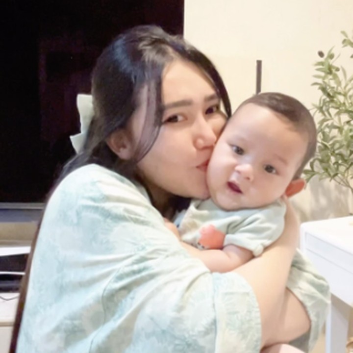 <p>Banyak netizen yang dibuat gemas dengan wajah Agham nih, Bunda. Mereka pun mendoakan agar Si Kecil tumbuh menjadi anak yang sehat dan pintar. (Foto: Instagram: @viavallen)</p>