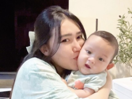 Jarang Tersorot, Intip 7 Potret Gemas Agham Putra Via Vallen Sudah Mulai MPASI
