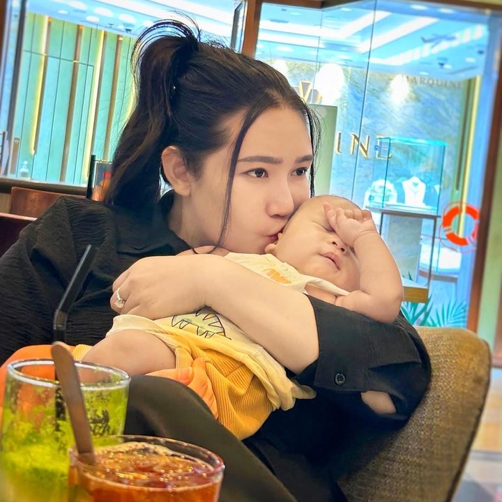 <p>"<em>MasyaAllah</em> Baby Agham enggak terasa sudah besar, sehat-sehat yaaa," ungkap seorang netizen dengan emotikon hati. "<em>MasyaAllah</em> Agham anak pintar," kata netizen lainnya. (Foto: Instagram: @viavallen)</p>