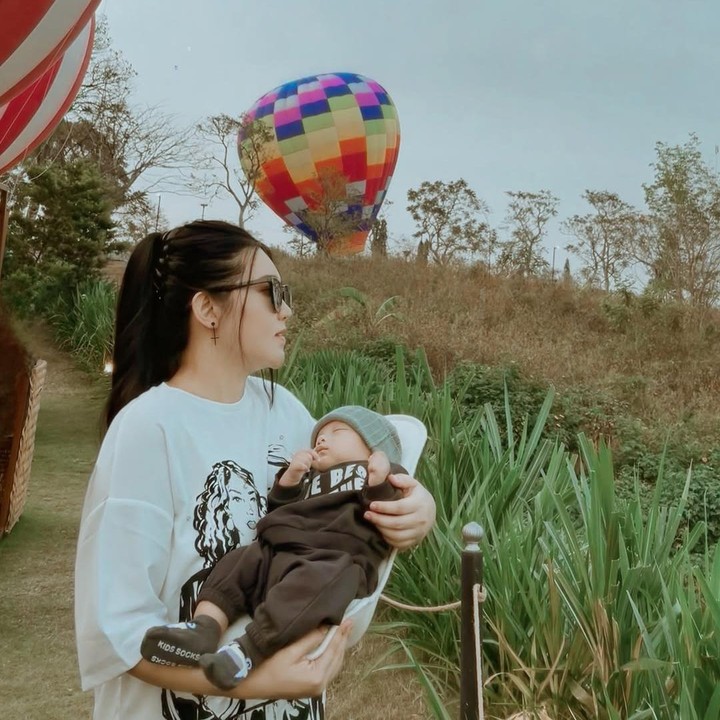 <p>Setelah menikah dengan Chevra Yolandi, penyanyi Via Vallen dikaruniai seorang anak, Bunda. Si Kecil yang berjenis kelamin laki-laki ini diberi nama Agham. (Foto: Instagram: @viavallen)</p>