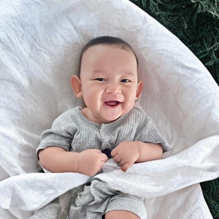 <p>Momen pemberian MPASI ini pun diunggah langsung oleh Via Vallen pada laman Instagram-nya. Dalam sebuah video singkat, terlihat Agham lahap menyantap makanannya. (Foto: Instagram: @viavallen)</p>