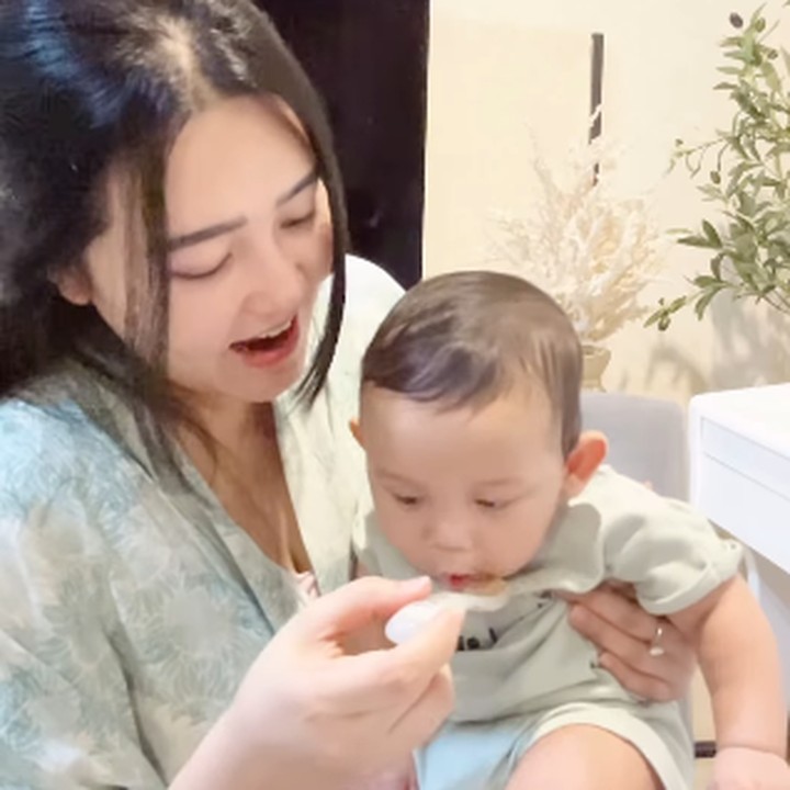 <p>MPASI pertama Agham adalah bubur kentang ati dan telur puyuh, Bunda. Via bahkan sampai tidak bisa berkata-kata karena ternyata sang putra menyukai makanan buatannya. (Foto: Instagram: @viavallen)</p>