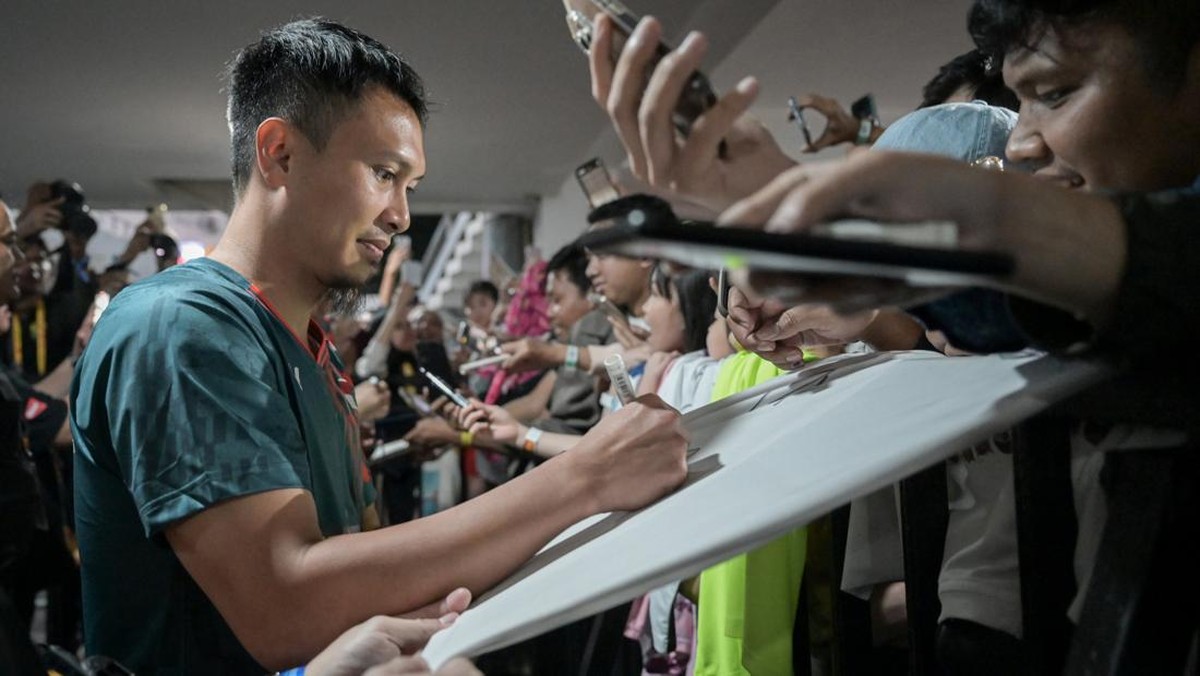FOTO: Momen Penggemar Setia Menanti Ahsan/Hendra