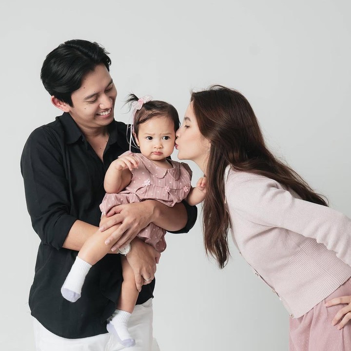 <p>Baby Launa terlihat cantik mengenakan dress warna merah muda. Selama pemotretan, wajah serius Launa berhasil membuat netizen gemas. (Foto: Instagram: @sabrinaanggraini)</p>