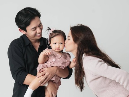 7 Potret Keluarga Kecil Belva Devara & Sabrina Anggraini, Wajah Serius Baby Launa Bikin Gemas