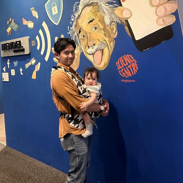 <p>Ketika berlibur, Belva juga tidak segan membantu sang istri untuk menjaga dan menggendong Baby Launa. Gemas banget ya, Bunda! (Foto: Instagram: @sabrinaanggraini)</p>