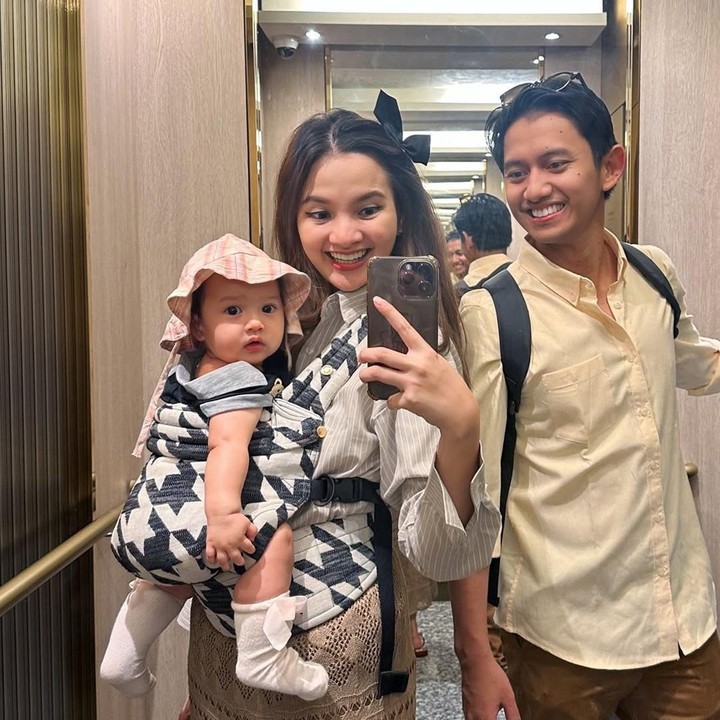 <p>Melihat dari laman Instagram-nya, Belva dan Sabrina kerap mengunggah momen kebersamaannya bersama sang putri. Mulai dari berlibur hingga mengajarkan Launa merangkak. (Foto: Instagram: @sabrinaanggraini)</p>