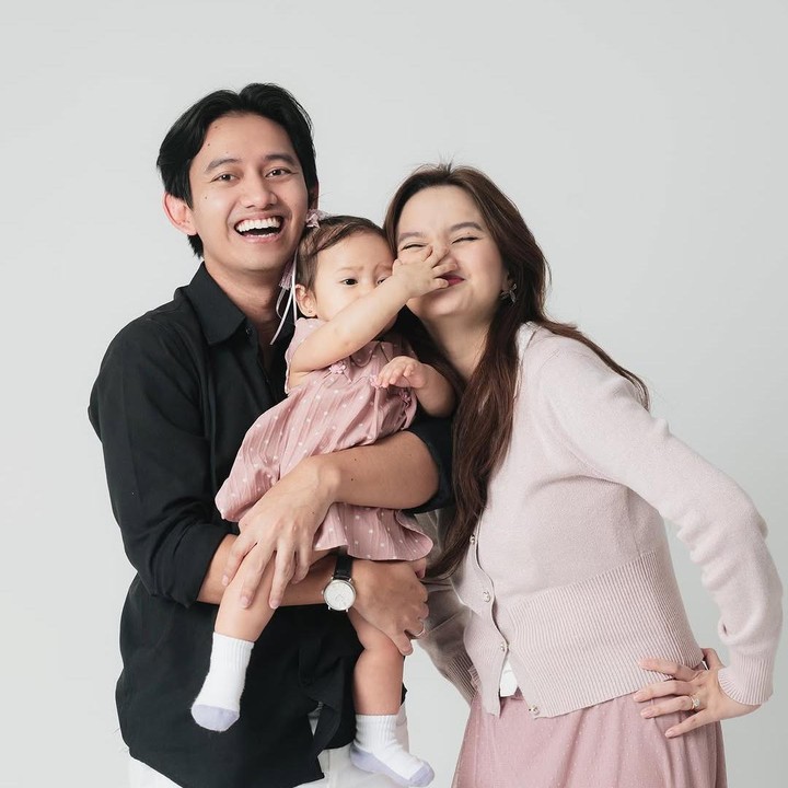 <p>Tidak terasa, saat ini Baby Launa sudah genap berusia 10 bulan, Bunda. Untuk merayakannya, Sabrina dan Belva pun melakukan pemotretan yang menggemaskan. (Foto: Instagram: @sabrinaanggraini)</p>