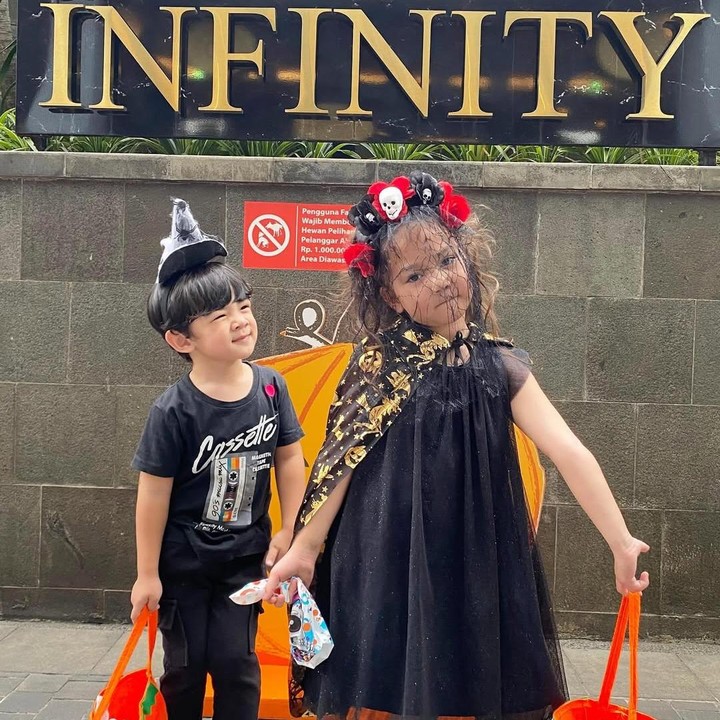 <p>Banyak netizen yang dibuat gemas dengan sosok Balint nih, Bunda. Tidak sedikit pula yang mendoakan agar Balint tumbuh menjadi anak yang pintar dan sehat. (Foto: Instagram: @monaratuliu)</p>