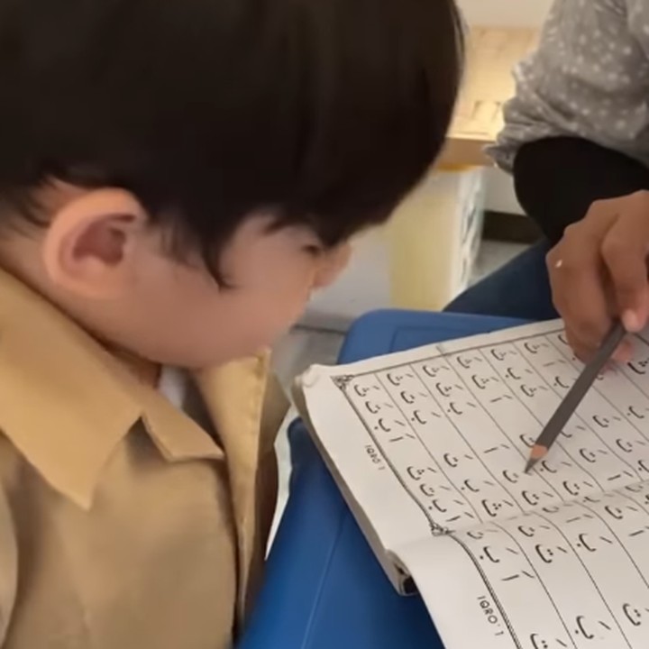 <p>"Siapa yang mau lihat Balint sama Numa ngaji? <em>Adudududududuh gumush</em> maksimal!!! <em>Bismillah</em> semoga Balint sama Numa saleh dan salihah. Senang dan bangga beribadah. Ah, Bundanya lagi syuting jadi pengen cepat-cepat pulang nih," ungkap Mona seraya mengunggah potret dan foto Balint yang sedang mengaji. (Foto: Instagram: @monaratuliu)</p>