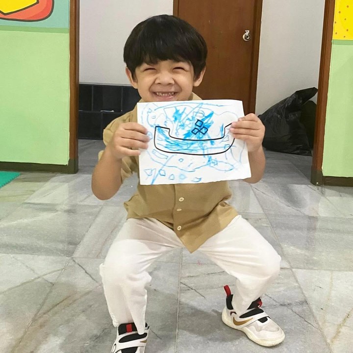 <p>Di usianya ini, Balint juga sudah mulai masuk sekolah, Bunda. Tidak hanya itu, ia juga mulai belajar mengaji bersama sepupunya, Numa. (Foto: Instagram: @monaratuliu)</p>