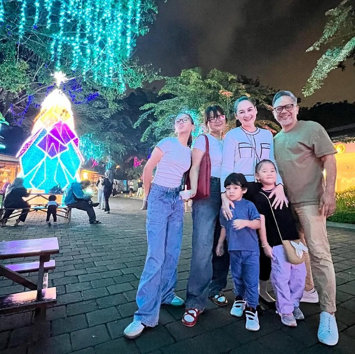 <p>Keponakan Mona Ratuliu, Balint Daniyal Zabdan, kini sudah tumbuh menjadi balita yang menggemaskan, Bunda. Balint pun genap berusia tiga tahun. (Foto: Instagram: @monaratuliu)</p>