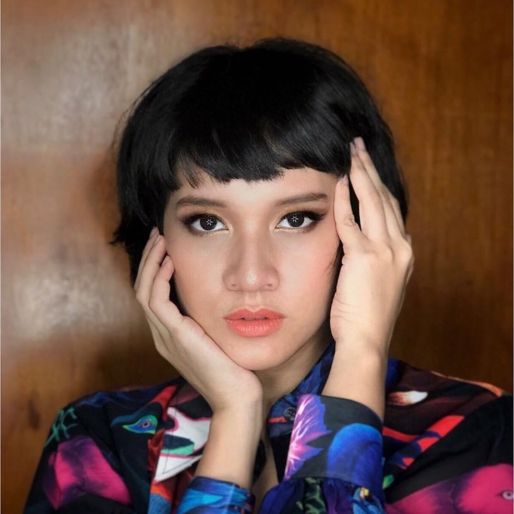 <p>Dalila Azkadiputri adalah vokalis perempuan pertama yang bergabung sejak HIVI! terbentuk pada 2009. Namun, tahun 2016, Dalila memutuskan keluar dari HIVI! untuk menyelesaikan studi, saat itu ia berkuliah di Lassale College. (Foto: Instagram @dea_dalila)</p>