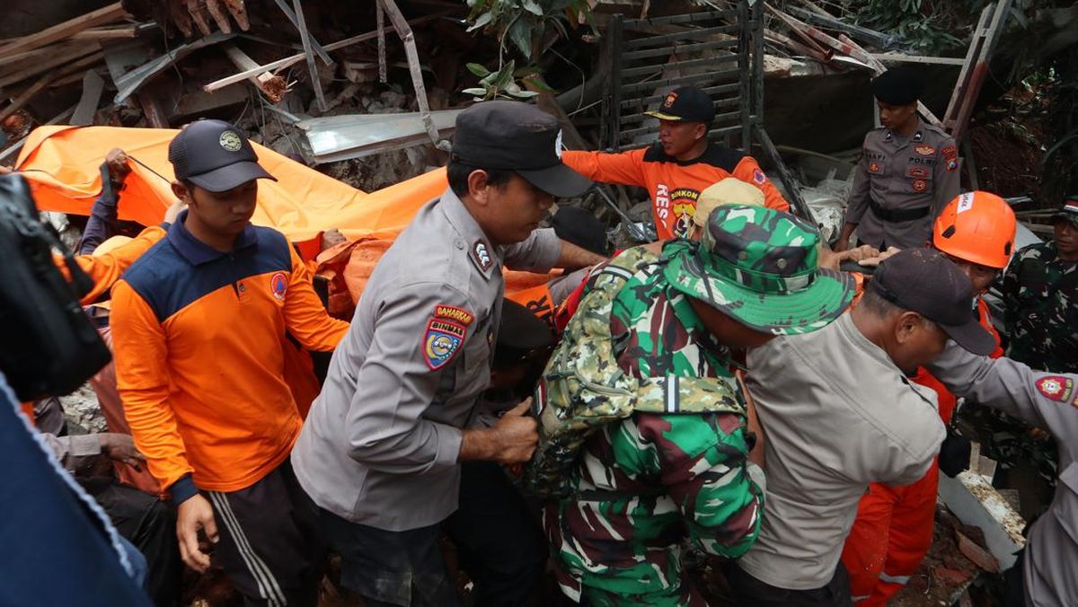 Pencarian Korban Longsor di Jombang