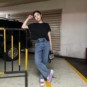Get The Look: Gaya Santai Kaosan ala Selebgram Evelyn Chrestella