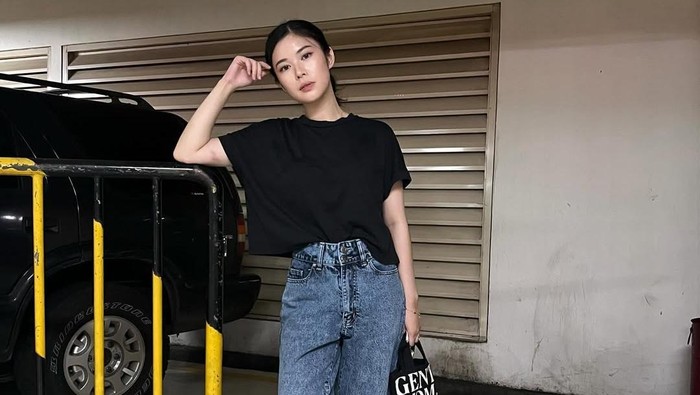 Get The Look: Gaya Santai Kaosan ala Selebgram Evelyn Chrestella